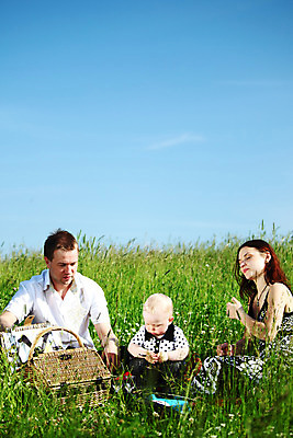 포토 JPG 해외이미지 백인 공원 여자 남자 딸 행복 아들 어린이 가족 자연 하늘 엄마 함께함 사랑 미소 사람 소년 성인 야외 세명 초록색 여름 30대 파란색 소풍 바구니 침묵 시골 아빠 가득함 길이 옛날 해외202004 해외202105 해외포토 서양인 계절 공공시설 감정 컬러 컨셉 관계 표정 장년 야외활동 소리 생태계 파일형식 외국인 시설 인종