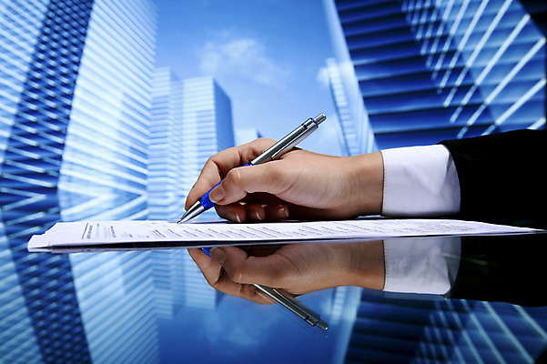 포토 JPG 해외이미지 직업 손 종이 비즈니스 하늘 사람없음 금융 파란색 사무실 펜 고층빌딩 업무 어플리케이션 계약 사인 경영자 서식 문서 투자 서명 변호사 대여 부동산중개인 임대 해외202004 해외202105 해외포토 컬러 부동산 빌딩 신체부위 경제 필기구 작업 중개인 리더 파일형식