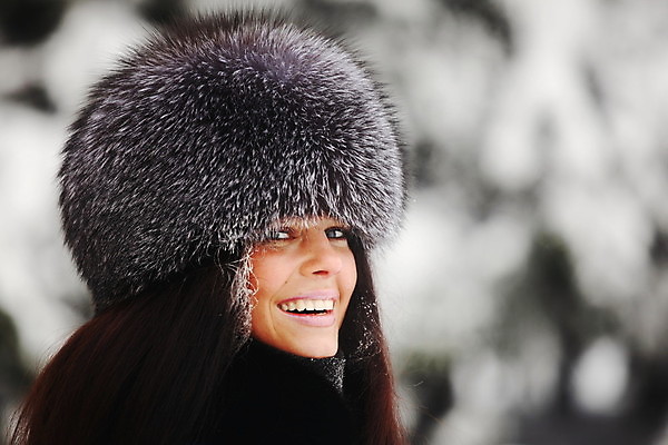 포토 JPG 해외이미지 모델 모자 손 여자 행복 얼굴 백그라운드 크리스마스 겨울 휴가 한명 미소 웃음 사람 성인 10대 파란색 청춘 유행 기쁨 추위 흰색 눈송이 매끈함 스웨터 피부 비니 고립 해외202004 해외202105 해외포토 모자_잡화 1 잡화 계절 기념일 감정 컬러 컨셉 상의 청소년 눈_날씨 표정 신체부위 감각 파일형식