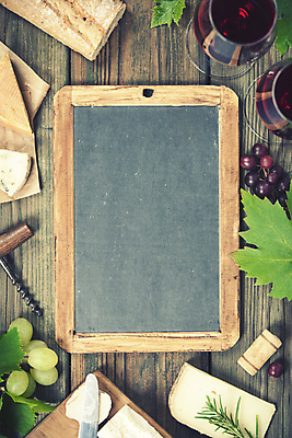 포토 JPG 해외이미지 빵 백그라운드 와인잔 포도 치즈 프레임 사람없음 하이앵글 와인 나무바닥 코르크 와인오프너 치즈나이프 포도잎 해외202004 해외포토 음식 뷰포인트 잎 술잔 과일 유제품 바닥 주류 나이프 병따개 파일형식