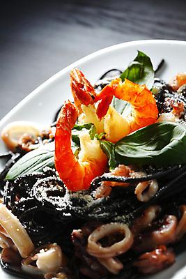 포토 JPG 해외이미지 접시 잎 채소 방울토마토 탁자 조개 새우 파슬리 사람없음 신선 해산물 오징어 홍합 후추 바질 오징어먹물스파게티 해외202004 오징어먹물 해외202105 해외포토 식물 식기 가구 토마토 어패류 연체동물 스파게티 갑각류 수중동물 향신료 파일형식