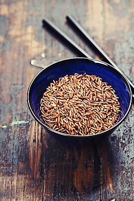 포토 JPG 해외이미지 그릇 젓가락 실내 사람없음 벼 쌀 담기 나무바닥 해외202004 해외포토 식기 모션 곡류 바닥 수저 내부 파일형식