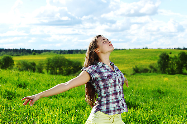 포토 JPG 해외이미지 구름 라이프스타일 응시 드레스 공원 여자 행복 무기 포즈 밭 자연 하늘 성공 바람 휴식 창조 사랑 한명 서기 사람 초원 성인 초록색 여름 태양 봄 활발 기쁨 꿈 에너지 자유 전원 신선 표현성 해외202004 해외202105 해외포토 자연요소 1 시선 옷 계절 공공시설 감정 컬러 컨셉 농업 모션 날씨 생활 전기에너지 생태계 파일형식