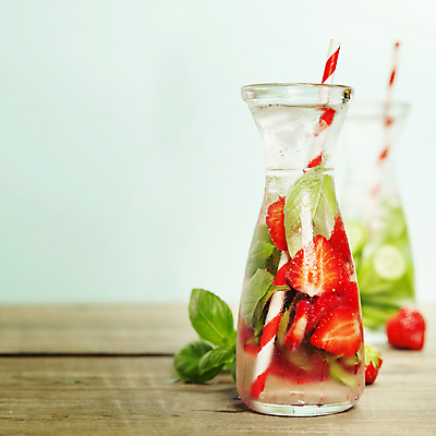 포토 JPG 해외이미지 음료 딸기 유리병 빨대 사람없음 아웃포커스 물 민트 나무바닥 디톡스 초록배경 해외202004 해외포토 자연요소 백그라운드 과일 병_용기 바닥 촬영기법 건강 초록색 허브 파일형식