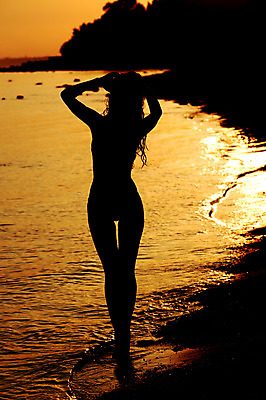 포토 JPG 해외이미지 구름 모델 1 라이프스타일 계절 여자 실루엣 모래 파도 바다 자연 하늘 휴가 휴식 건강 한명 사람 풍경 야외 물 여름 파란색 빛 컬러풀 운동 태양 숫자 섹시 노란색 우주 일출 맑음 일몰 춤 야간 내추럴 해외202004 해외202105 해외포토 자연요소 문자 컬러 컨셉 날씨 문화예술 촬영기법 생활 노을 생태계 파일형식