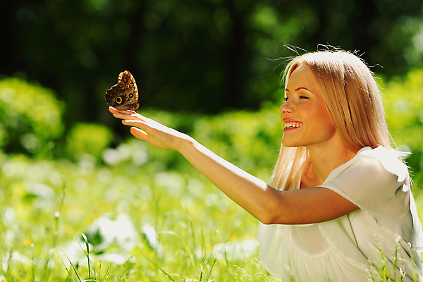 포토 JPG 해외이미지 식물 여자 행복 나비 백그라운드 자연 휴식 건강 한명 미소 초원 성인 야외 여름 빛 햇빛 태양 섹시 건강관리 스파 화목 봄 활발 꿈 자유 신선 화려 우아함 유혹 만족 테라피 돌봄 무료 해외202004 해외202105 해외포토 자연요소 1 계절 감정 곤충 컨셉 모션 표정 관리 사람 뷰티 생태계 파일형식