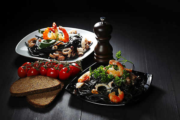 포토 JPG 해외이미지 접시 빵 방울토마토 탁자 새우 파슬리 사람없음 신선 해산물 오징어 홍합 후추 바질 후추통 오징어먹물스파게티 해외202004 오징어먹물 해외202105 해외포토 식기 음식 가구 토마토 채소 어패류 연체동물 스파게티 갑각류 수중동물 향신료 양념통 파일형식