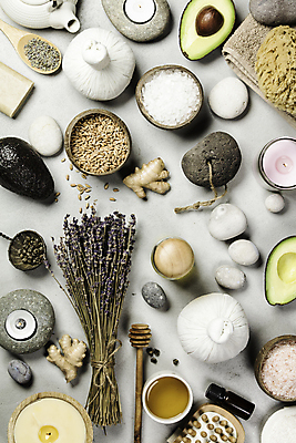 포토 JPG 해외이미지 실내 사람없음 하이앵글 수건 흰배경 아로마 향초 아로마테라피 라벤더 아보카도 스톤 허니디퍼 허브볼 입욕소금 해외202004 해외포토 꽃 뷰포인트 백그라운드 과일 초 내부 위생용품 흰색 도구 미용용품 허브 소금 테라피 파일형식