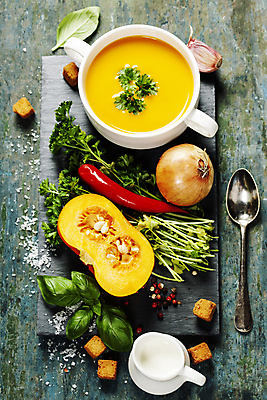 포토 JPG 해외이미지 스튜디오촬영 그릇 고추 양파 실내 마늘 사람없음 컵 하이앵글 숟가락 나무바닥 바질 나무도마 단호박수프 해외202004 해외포토 식기 뷰포인트 채소 바닥 도마 수저 내부 목재 수프 파일형식