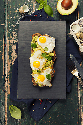 포토 JPG 해외이미지 포크 실내 샌드위치 사람없음 하이앵글 계란 식탁보 나이프 아침식사 바게트 계란프라이 나무바닥 바질 메추리알 아보카도 돌판 해외202004 해외포토 식기 음식 빵 뷰포인트 과일 바닥 내부 알 식사 돌_바위 칼 계란요리 파일형식