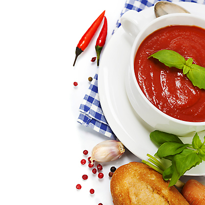 포토 JPG 해외이미지 그릇 접시 빵 토마토 고추 마늘 사람없음 하이앵글 숟가락 수프 흰배경 바질 카피스페이스 해외202004 해외포토 식기 음식 뷰포인트 백그라운드 채소 수저 공백 흰색 파일형식
