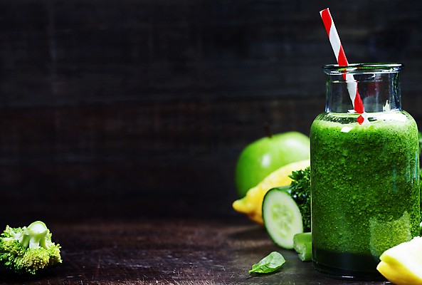 포토 JPG 해외이미지 음료 검은배경 잔 실내 사람없음 야채주스 건강식 다이어트음식 스무디 야채음료 디톡스 해외202004 해외포토 식기 음식 백그라운드 다이어트 건강 내부 검은색 주스 파일형식