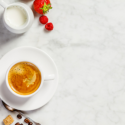 포토 JPG 해외이미지 스튜디오촬영 커피 딸기 실내 사람없음 하이앵글 티스푼 산딸기 대리석 프림 플랫레이 해외202004 해외포토 음료 뷰포인트 과일 재료 내부 숟가락 플랫 파일형식