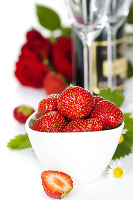 포토 JPG 해외이미지 그릇 꽃 와인잔 딸기 실내 사람없음 장미 와인병 흰배경 해외202004 해외포토 식물 식기 백그라운드 술잔 과일 병_용기 내부 와인 흰색 파일형식