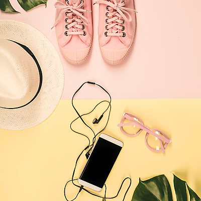 포토 JPG 해외이미지 안경 이어폰 실내 사람없음 스마트폰 유행 스니커즈 노란배경 열대잎 파스텔톤 분홍색배경 해외202004 해외포토 잡화 분홍색 컬러 음향기기 백그라운드 운동화 잎 내부 핸드폰 스마트기기 노란색 파일형식