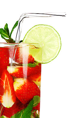 포토 JPG 해외이미지 음료 음식 백그라운드 잎 2 과일 재료 부분 유리 딸기 귤 주류 사람없음 장식 빨간색 초록색 물 여름 파란색 반사 파티 냉동 얼음 검은색 주스 추위 흰색 알코올 신선 칵테일 바 액체 달콤 맛 시원함 설탕 레몬 민트 상쾌 라임 쿠바 고립 모히토 섞기 해외202004 해외202105 해외포토 자연요소 식물 계절 감정 컬러 컨셉 재질 이벤트 중앙아메리카 허브 파일형식