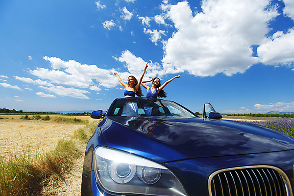 포토 JPG 해외이미지 백인 라이프스타일 여자 여행 자동차 하늘 휴가 함께함 사람 성인 야외 두명 친구 우정 즐거움 오픈카 성인여자만 해외202004 해외202105 해외포토 서양인 감정 육상교통 컨셉 관계 승용차 생활 여자만 성인만 파일형식