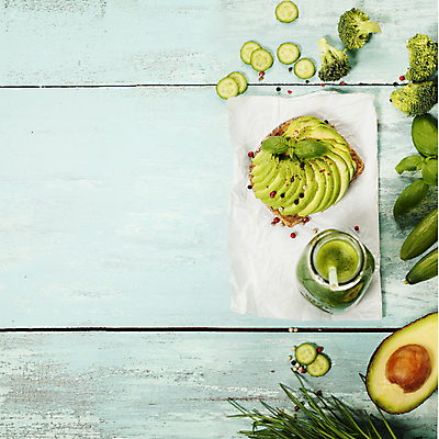 포토 JPG 해외이미지 빵 유리병 오이 샌드위치 빨대 사람없음 하이앵글 주스 브로콜리 파란배경 나무바닥 슬라이스 바질 아보카도 통후추 카피스페이스 종이호일 해외202004 해외포토 음료 음식 뷰포인트 백그라운드 채소 과일 병_용기 바닥 파란색 공백 후추 파일형식