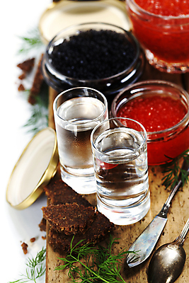 포토 JPG 해외이미지 빵 술잔 식재료 유리병 실내 사람없음 숟가락 뚜껑 고급 흰배경 나무도마 보드카 잼나이프 캐비아 해외202004 해외포토 음식 백그라운드 컨셉 병_용기 잔 도마 주류 수저 내부 목재 흰색 나이프 파일형식