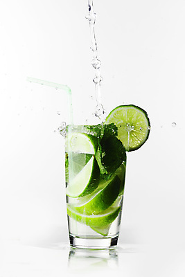 포토 JPG 해외이미지 1 음료 조각 백그라운드 잎 유리 사람없음 초록색 파티 얼음 흐름 추위 흰색 알코올 신선 칵테일 액체 개울 붓기 떨어짐 시원함 레몬 민트 만들기 라임 고립 모히토 소다 해외202004 해외202105 해외포토 자연요소 식물 컬러 컨셉 과일 모션 재질 주류 이벤트 강 허브 파일형식