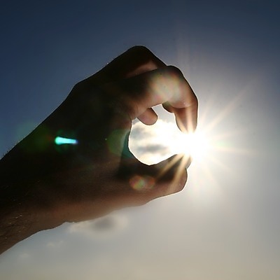 포토 JPG 해외이미지 구름 손 생각 손가락 하늘 사람 사람없음 파란색 빛 태양 맑음 어둠 희망 힘 에너지 자유 광선 마법사 영혼 피부 연습 방사선 배기가스 현실 해외202004 해외202105 해외포토 자연요소 감정 컬러 컨셉 날씨 신체부위 파일형식