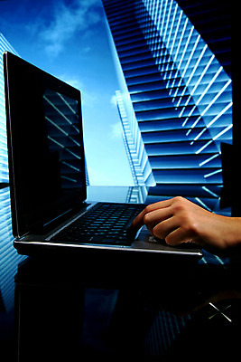 포토 JPG 해외이미지 모델 직업 손 여자 백그라운드 컨셉 회사 비즈니스 건축양식 유리 하늘 성공 열쇠 노동자 사람없음 건물 금융 경제 파란색 노트북 컴퓨터 사무실 환경 탑 고층빌딩 성장 업무 센터 건축가 큼 만들기 지역 청사진 고립 마케팅 부동산중개인 제국 키패드 한계 해외202004 해외202105 해외포토 건축물 건축 컬러 모션 재질 부동산 사람 빌딩 신체부위 전자제품 작업 크기 중개인 파일형식