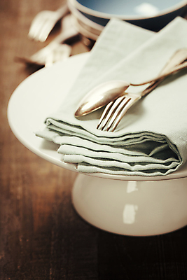 포토 JPG 해외이미지 포크 실내 사람없음 아웃포커스 숟가락 상차림 받침대 준비 냅킨 갈색배경 해외202004 플레이팅 해외포토 식기 백그라운드 촬영기법 수저 내부 갈색 파일형식