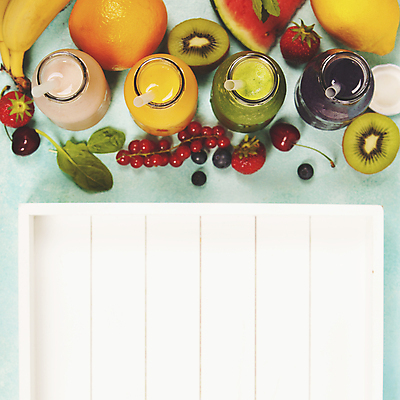 포토 JPG 해외이미지 과일 쟁반 건강 빨대 사람없음 하이앵글 주스 레몬 채식 다이어트음식 스무디 음료수병 저칼로리식단 카피스페이스 해외202004 해외포토 음료 뷰포인트 다이어트 공백 식단 저칼로리 병_담는 파일형식
