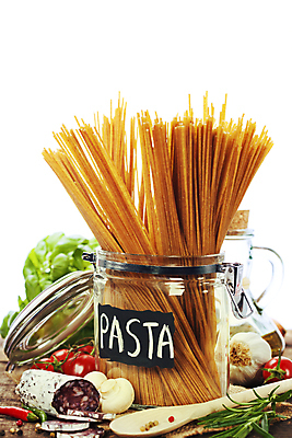 포토 JPG 해외이미지 방울토마토 단면 유리병 실내 사람없음 흰배경 담기 양송이 바질 로즈메리 나무숟가락 살라미 통마늘 파스타면 해외202004 해외포토 백그라운드 토마토 모션 병_용기 파스타 마늘 내부 숟가락 버섯 흰색 면류 허브 파일형식