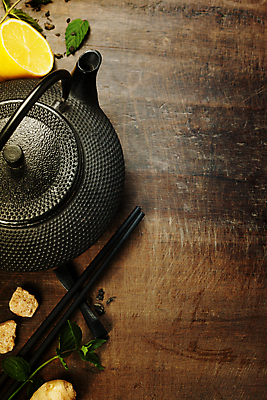 포토 JPG 해외이미지 잎 실내 사람없음 하이앵글 다기 찻주전자 설탕 레몬 생강 찻잎 나무젓가락 나무탁자 젓가락받침대 카피스페이스 해외202004 해외포토 식물 뷰포인트 채소 과일 젓가락 탁자 주전자 내부 차_음료 공백 다도 수저받침대 파일형식