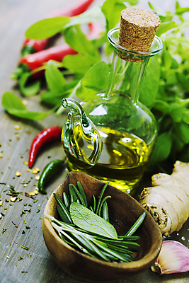 포토 JPG 해외이미지 고추 유리병 실내 마늘 사람없음 올리브오일 허브 나무바닥 홍고추 생강 로즈메리 나무그릇 해외202004 해외포토 식물 그릇 채소 병_용기 바닥 내부 목재 기름_음식 파일형식