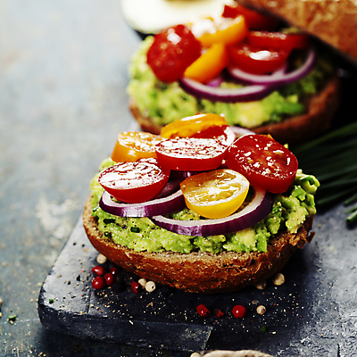 포토 JPG 해외이미지 빵 방울토마토 샌드위치 근접촬영 사람없음 나무바닥 아보카도 나무도마 적양파 통후추 해외202004 해외포토 음식 뷰포인트 토마토 과일 양파 바닥 도마 목재 후추 파일형식
