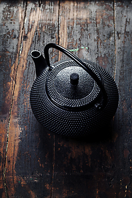 포토 JPG 해외이미지 실내 사람없음 다기 찻주전자 나무탁자 해외202004 해외포토 탁자 주전자 내부 다도 파일형식