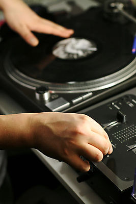 포토 JPG 해외이미지 손 음악 손가락 놀이 사람없음 전자제품 파티 소리 음악가 기술자 혼합 DJ 클럽 전자 축음기 비닐 돌리기 뮤지컬 섞기 테크노 유흥 해외202004 해외202105 해외포토 직업 음향기기 모션 재질 문화예술 이벤트 신체부위 골동품 파일형식