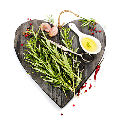 포토 JPG 해외이미지 실내 마늘 사람없음 숟가락 하트 올리브오일 허브 흰배경 로즈메리 나무도마 통후추 해외202004 페페론치노 해외포토 모양 식물 백그라운드 채소 고추 도마 수저 내부 목재 흰색 기름_음식 후추 파일형식