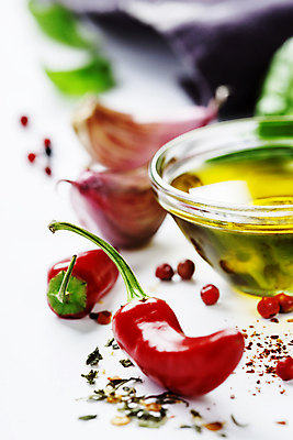 포토 JPG 해외이미지 그릇 식재료 마늘 사람없음 올리브오일 매움 홍고추 후추 해외202004 해외포토 식기 채소 고추 맛 기름_음식 향신료 파일형식