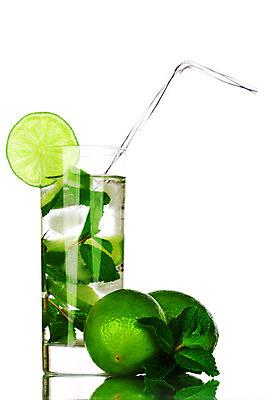포토 JPG 해외이미지 음료 음식 백그라운드 잎 과일 재료 자연 유리 귤 주류 건강 사람없음 초록색 물 파티 얼음 주스 추위 흰색 알코올 신선 칵테일 고명 그룹 달콤 맛 시원함 갈증 설탕 레몬 민트 허브 상쾌 라임 시럽 쿠바 고립 모히토 섞기 소다 이국적 해외202004 스피아민트 해외202105 해외포토 자연요소 식물 감정 컬러 컨셉 재질 이벤트 중앙아메리카 생태계 파일형식