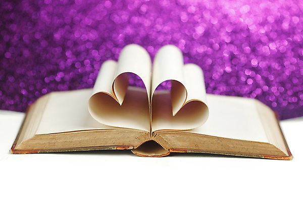 포토 JPG 해외이미지 종이 백그라운드 사랑 사람없음 책 보라색 낭만 하트 카피스페이스 해외202004 해외202105 해외포토 모양 감정 컬러 컨셉 공백 파일형식