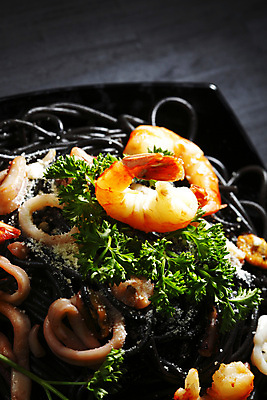 포토 JPG 해외이미지 접시 탁자 조개 새우 파슬리 사람없음 신선 해산물 오징어 홍합 후추 오징어먹물스파게티 해외202004 오징어먹물 해외202105 해외포토 식기 가구 채소 어패류 연체동물 스파게티 갑각류 수중동물 향신료 파일형식