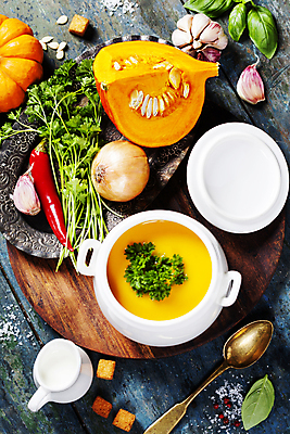 포토 JPG 해외이미지 스튜디오촬영 그릇 접시 고추 호박 양파 실내 마늘 사람없음 하이앵글 숟가락 나무바닥 바질 나무도마 단호박수프 해외202004 해외포토 식기 뷰포인트 채소 바닥 도마 수저 내부 목재 수프 파일형식