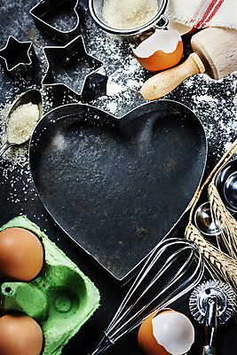 포토 JPG 해외이미지 검은배경 실내 사람없음 계란 숟가락 하트 준비 밀가루 홈베이킹 제빵 거품기 쿠키틀 계란판 반죽밀대 해외202004 해외포토 모양 백그라운드 주방용품 수저 내부 제과제빵 알 검은색 가루 밀대 제빵도구 파일형식