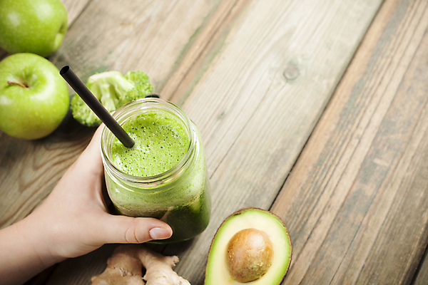 포토 JPG 해외이미지 손 잔 빨대 신체부위 하이앵글 주스 잡기 사과 브로콜리 채식 생강 아보카도 다이어트음식 스무디 저칼로리식단 해외202004 해외포토 식기 음료 뷰포인트 다이어트 채소 과일 모션 사람 식단 저칼로리 파일형식