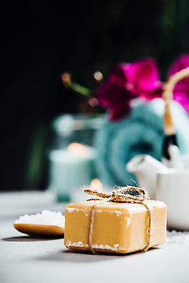 포토 JPG 해외이미지 사람없음 아웃포커스 위생용품 스파용품 비누 아로마테라피 입욕소금 해외202004 해외포토 생활용품 촬영기법 스파 미용용품 오브젝트 소금 테라피 파일형식