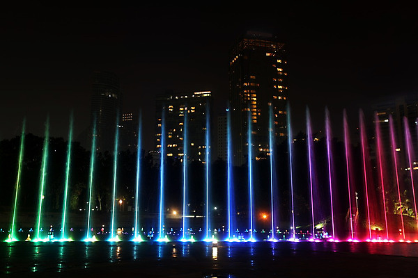 포토 JPG 해외이미지 아시아 무지개 사람없음 건물 물 빛 도시풍경 탑 고층빌딩 어둠 도시 도심 야간 분수 스카이라인 빛망울 말레이시아 해외202004 해외202105 해외포토 자연요소 건축물 나라 풍경 빌딩 파일형식