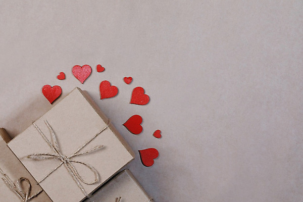 포토 JPG 해외이미지 디자인 리본 종이 백그라운드 컨셉 선물 사랑 사람없음 장식 빨간색 상자 하트 오브젝트 심플 수공예 핸드메이드 해외202004 해외202105 해외포토 모양 감정 컬러 공예 파일형식