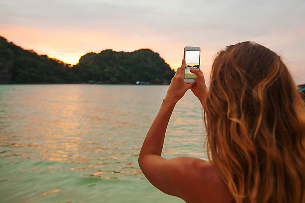 포토 JPG 해외이미지 손 바다 섬 여행 태국 자연 모바일 휴가 산 한명 풍경 여름 스마트폰 핸드폰 여행객 카메라 사진촬영 일몰 잡기 보트 그림 해외202004 해외202105 해외포토 1 계절 아시아 배_교통 모션 사람 신체부위 전자제품 스마트기기 노을 촬영 생태계 파일형식