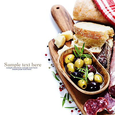 포토 JPG 해외이미지 실내 타이포그라피 사람없음 바게트 흰배경 올리브 로즈메리 나무그릇 나무도마 살라미 올리브절임 통후추 카피스페이스 해외202004 해외포토 문자 그릇 열매 빵 백그라운드 도마 내부 목재 공백 흰색 허브 후추 절임 파일형식