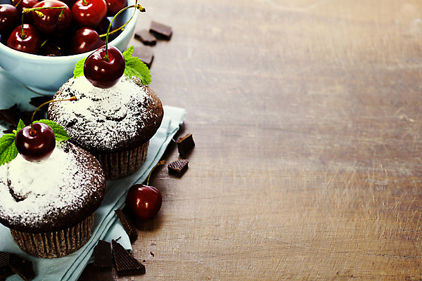 포토 JPG 해외이미지 그릇 실내 사람없음 초콜릿 식탁보 체리 달콤 컵케이크 민트 나무바닥 슈가파우더 초코맛 카피스페이스 해외202004 해외포토 식기 과일 디저트 바닥 내부 케이크 공백 맛 허브 파일형식