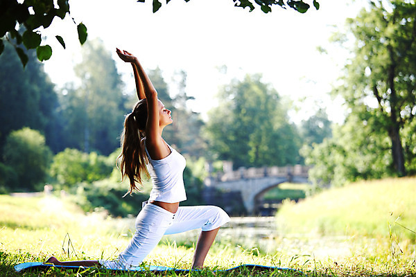 포토 JPG 해외이미지 나무 라이프스타일 공원 여자 행복 여유 선 스포츠 포즈 신체 다이어트 요가 아침 휴식 건강 관리 한명 서기 사람 앉기 성인 야외 평화 활발 에너지 흰색 신선 날씬함 집중 명상 휴양지 내추럴 돌봄 해외202004 해외202105 해외포토 주간 식물 1 웰빙 공공시설 감정 컬러 컨셉 모션 생활 장소 몸매 파일형식