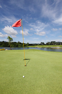 포토 JPG 해외이미지 나무 스포츠 백그라운드 밭 골프 공 태국 자연 놀이 하늘 골프공 풍경 잔디 사람없음 빨간색 초록색 파란색 강 맑음 봄 깃발 구멍 강의 클럽 장면 해외202004 해외202105 해외포토 식물 계절 아시아 컬러 농업 날씨 골프용품 구기 생태계 파일형식